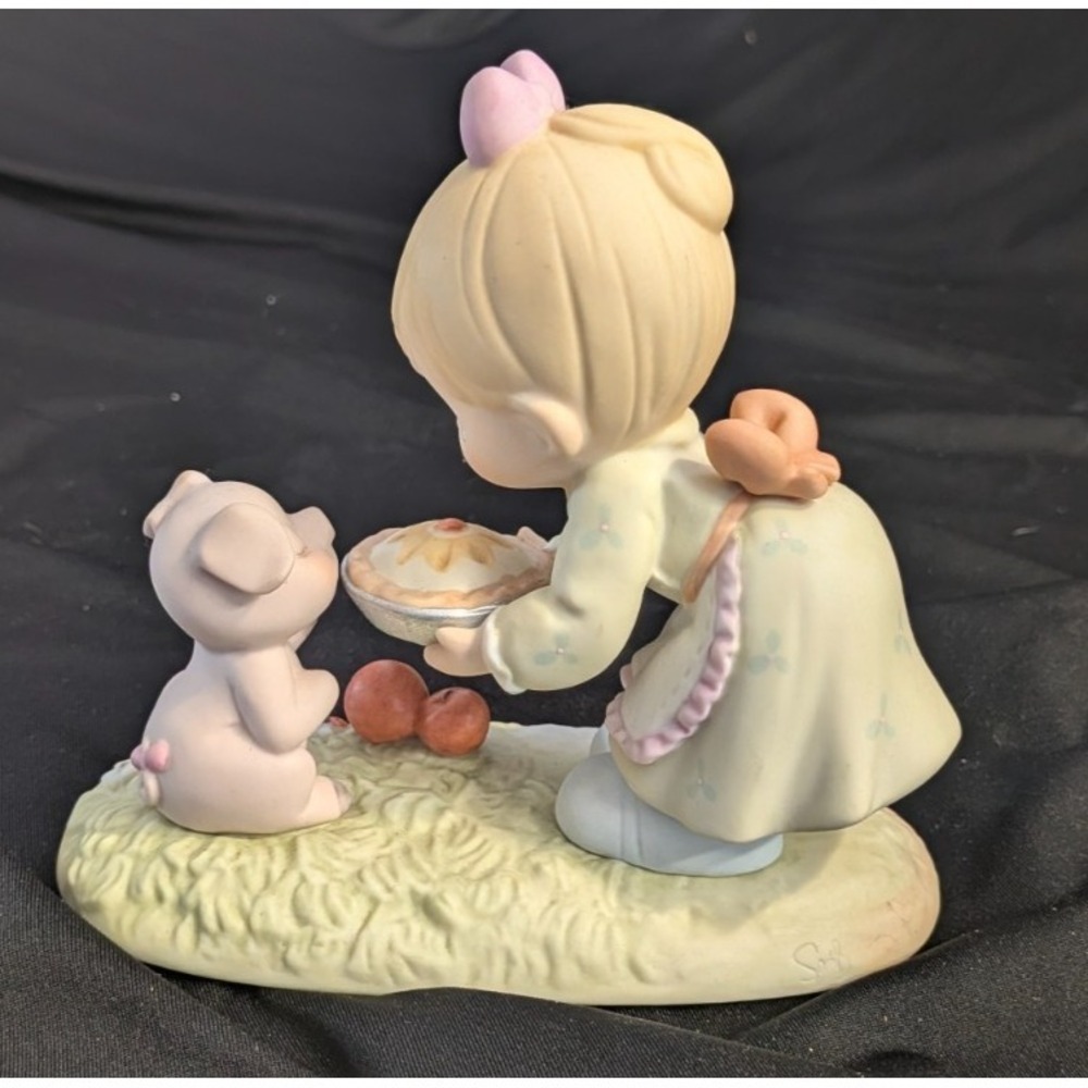 Precious Moments "You're Just As Sweet As Pie" Figurine (1997) no box‎